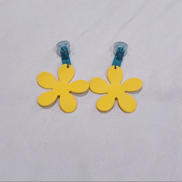 Yellow Daisy Flower Blossom Clip On Earrings - Picture 2 of 2